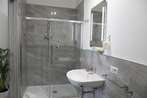 Habitación Confort | Baño | Regadera, regadera tipo lluvia, amenidades de baño gratuitas 