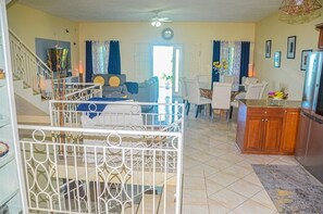 50-英寸智能电视 （配备有线频道）、电视