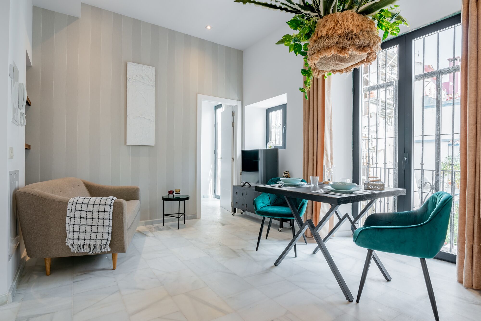 2 dormitoris, cortines opaques i planxa i posts de planxar 