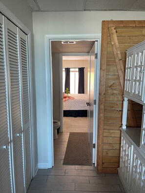 1 室のベッドルーム、デスク、アイロン / アイロン台、WiFi (無料)