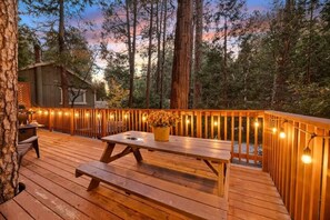 Outdoor dining - Micro Cabin | 1Bed + Loft (Crestline)