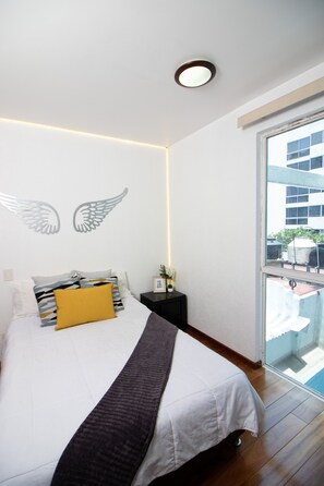 5 bedrooms, desk, iron/ironing board, travel crib