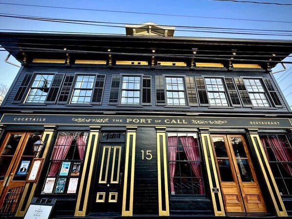 Exterior - "Meteor": River View Penthouse in Downtown Mystic (Mystic)