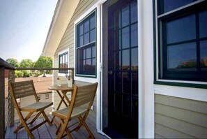 Outdoor dining - "Meteor": River View Penthouse in Downtown Mystic (Mystic)