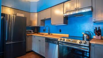 Fridge, oven, stovetop, dishwasher