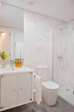 Shower, hair dryer, towels, soap - Strelitzia Apartment, by Bolhão Residences (Porto)