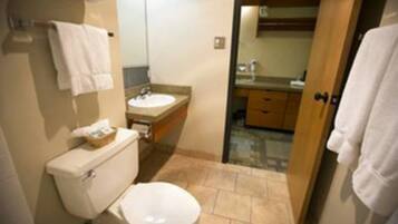 Een haardroger, handdoeken, zeep, toiletpapier