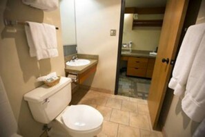 Secadora de cabello, toallas, jabón, papel de baño