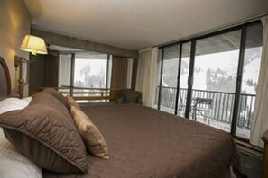 2 bedrooms, iron/ironing board, WiFi, bed sheets - Adjoining Snowbird Cozy Ski Condos - Iron Blosam Lodge  Jan 10-17 2026 (Sandy)