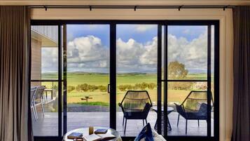 Una Smart TV, un reproductor estéreo