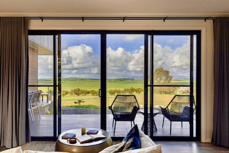 Smart TV, stereo. Wamoon Retreat - The Apartment ~ Luxury Gateway to Wilsons Prom