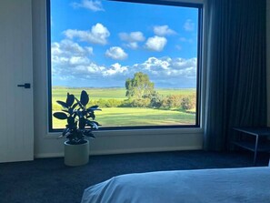 Una habitación con un amplio ventanal que da a un campo de golf.