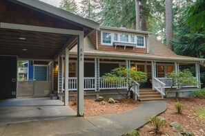 Exterior - Charming cozy cottage in beautiful surroundings minutes from outdoor adventures. (Bellingham)