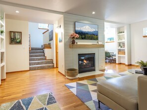 Smart TV, fireplace, books - Charming cozy cottage in beautiful surroundings minutes from outdoor adventures. (Bellingham)