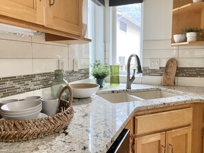 Fridge, microwave, oven, stovetop - Charming cozy cottage in beautiful surroundings minutes from outdoor adventures. (Bellingham)