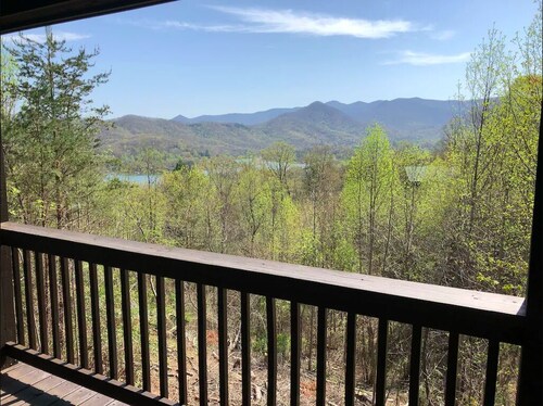 Cute cabin😊Pretty Views! Clean! ONLY 1 MILE TO TOWN!