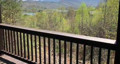 Cute cabin😊Pretty Views! Clean! ONLY 1 MILE TO TOWN!