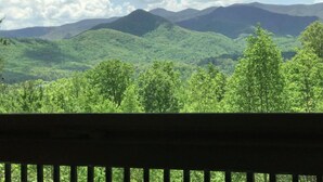 A view of green hills and mountains through a wooden railing. - Cute cabin😊Pretty Views! Clean! ONLY 1 MILE TO TOWN! (Hiawassee)