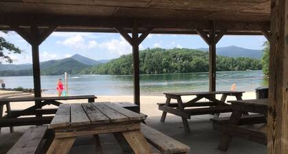 Cute cabinđPretty Views! Clean! ONLY 1 MILE TO TOWN!