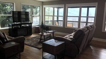 TV connectée, cheminée, lecteur de DVD, table de tennis de table