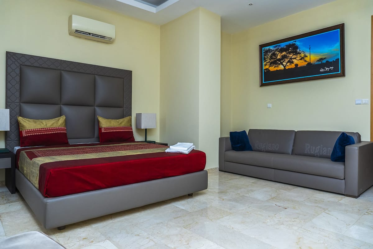 1 bedroom, Egyptian cotton sheets, premium bedding, Select Comfort beds