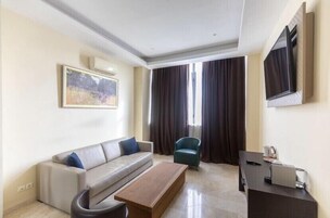 小型套房, 1 张特大床, 无烟房 | 起居区 | 平板电视、Netflix、流媒体服务