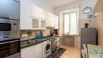 Kühlschrank, Mikrowelle, Herdplatte, Wasserkocher mit Kaffee-/Teezubehör