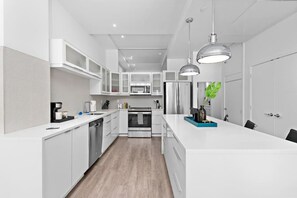 Fridge, microwave, oven, stovetop - ! King Bed ! Downtown Highrise! (Kansas City)