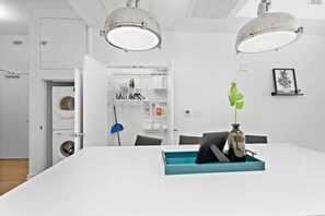 Interior - ! King Bed ! Downtown Highrise! (Kansas City)