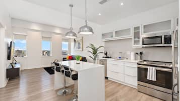 Een koelkast, een magnetron, een oven, een kookplaat