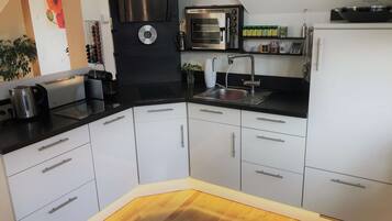 Fridge, oven, stovetop, dishwasher