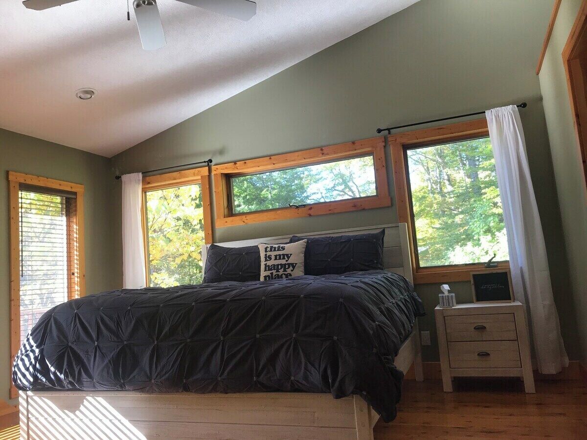 4 habitaciones, escritorio y tabla de planchar con plancha 