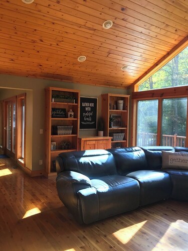 Suttons Bay Therapy-Hot Tub/GameRoom/Fireplace/AC