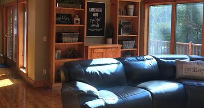 Suttons Bay Therapy-Hot Tub/GameRoom/Fireplace/AC