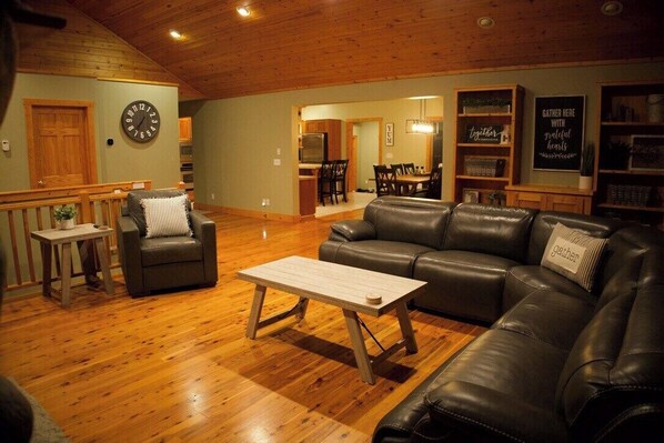 Interior - Suttons Bay Therapy-Hot Tub/GameRoom/Fireplace/AC (Suttons Bay)