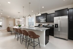 Kylskåp, mikrovågsugn, ugn och spishäll