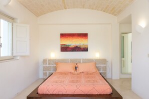 5 bedrooms, iron/ironing board, travel crib, free WiFi - Luxury family villa to relax in with large pool (Ostuni)