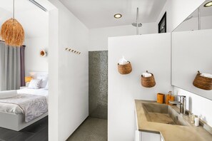 Douche, sèche-cheveux, serviettes fournies, savon