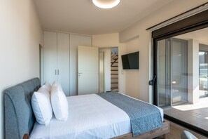 2 chambres, fer et planche à repasser, lit de bébé portatif
