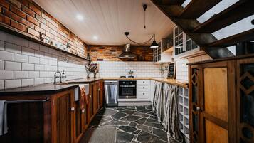 Fridge, oven, stovetop, dishwasher