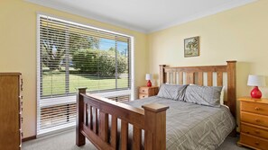 4 bedrooms, iron/ironing board, free WiFi, bed sheets