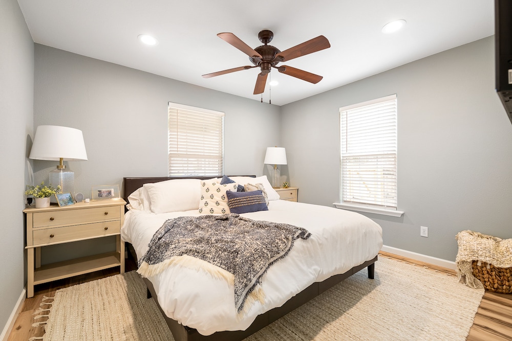 Dogfriendly home with a firepit, yard, washer/dryer, central AC & game