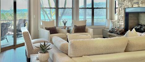 Televisie en een open haard