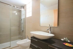 Badewanne, Haartrockner, Handtücher