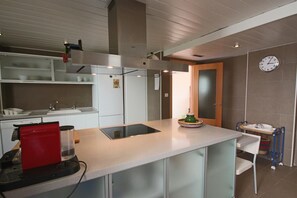 Kjøleskap, mikrobølgeovn, ovn og oppvaskmaskin