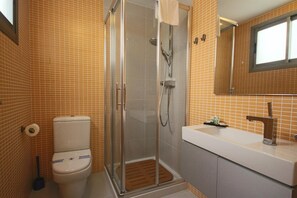 Badewanne, Haartrockner, Handtücher