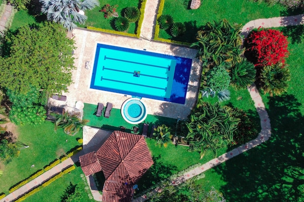2 piscinas al aire libre