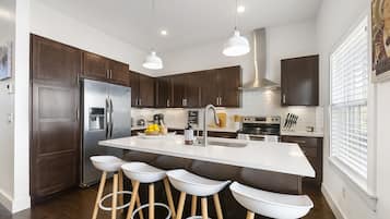 Fridge, oven, stovetop, dishwasher