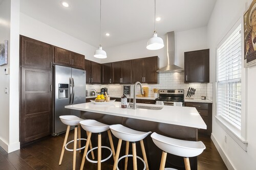 Stylish condo with WiFi, board games, washer/dyer, & central AC