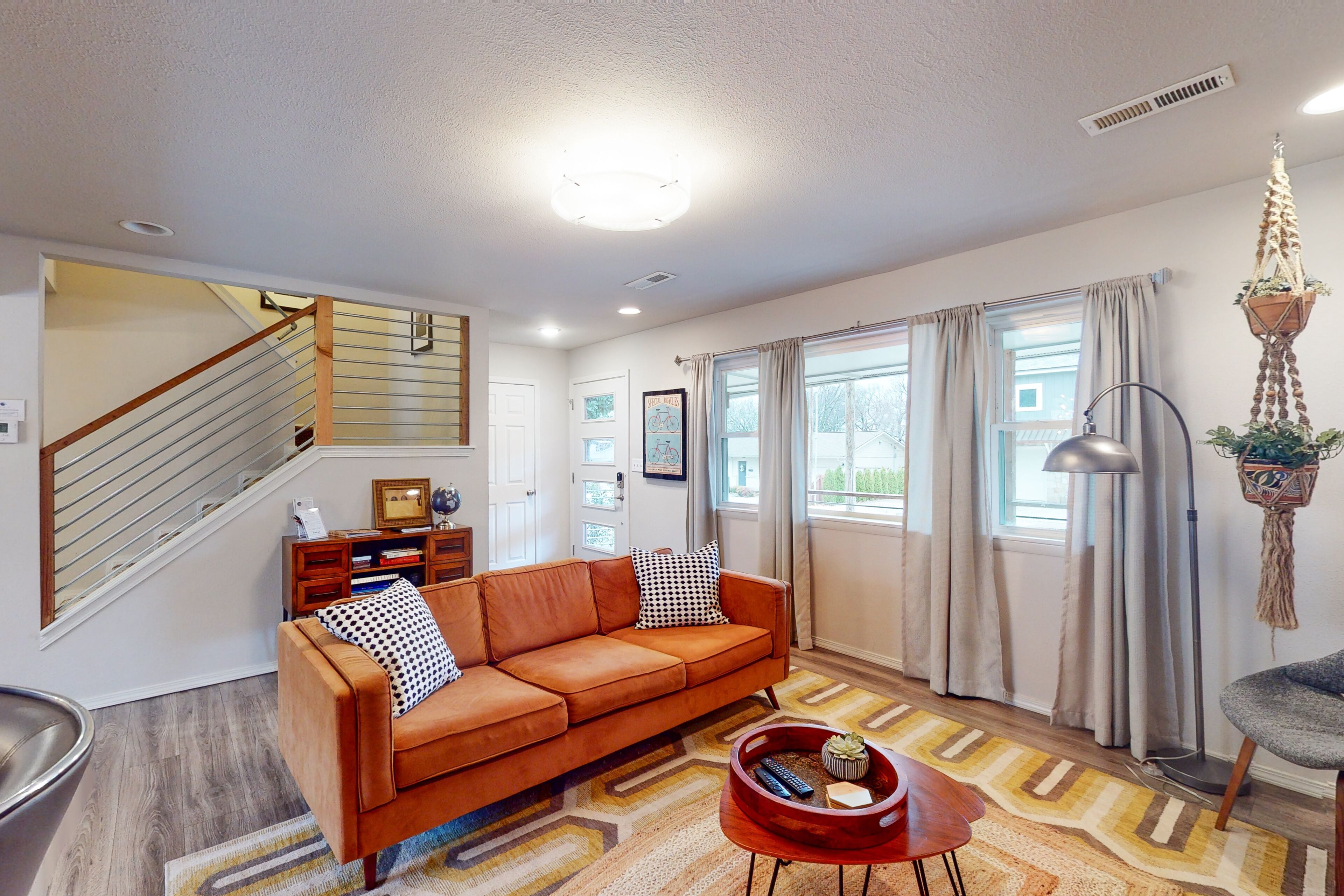 Home with a hot tub, enclosed yard, washer/dryer, central AC & cable